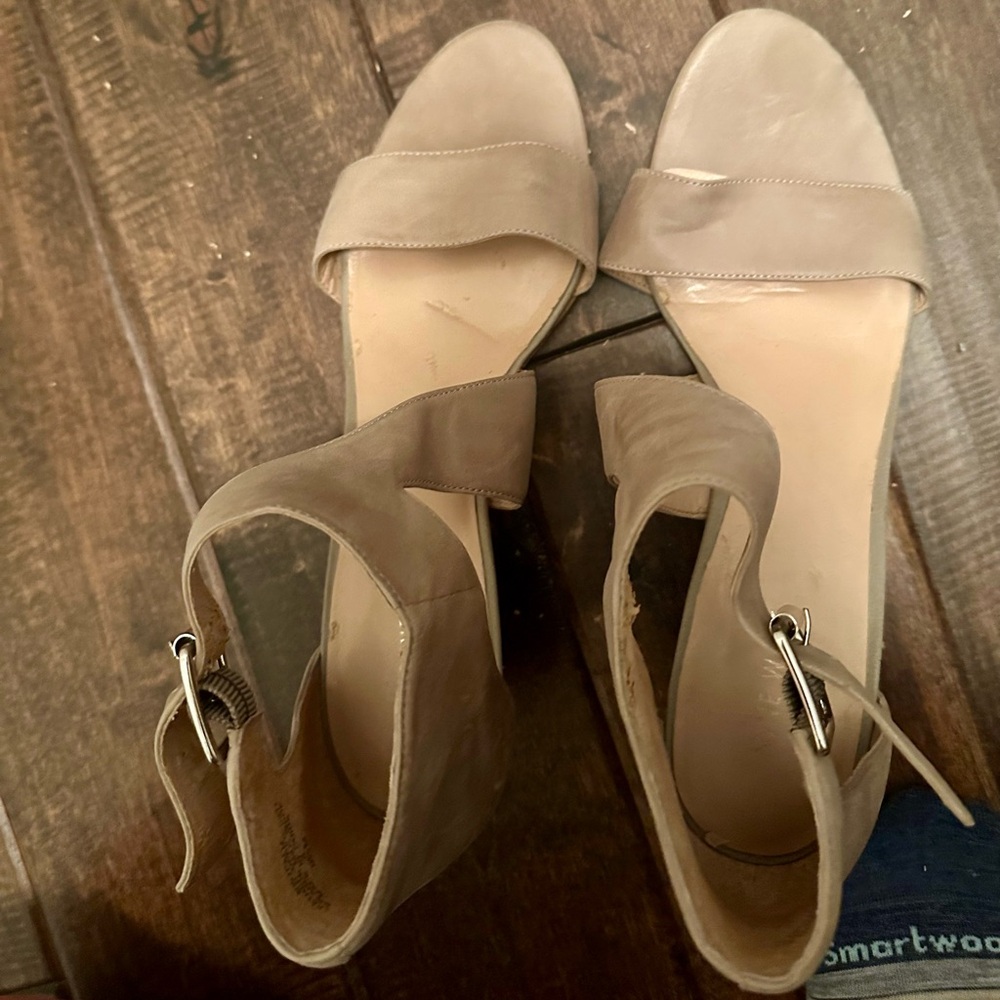 Nine West Tan Women's Sandals with gold hardware size 9.5